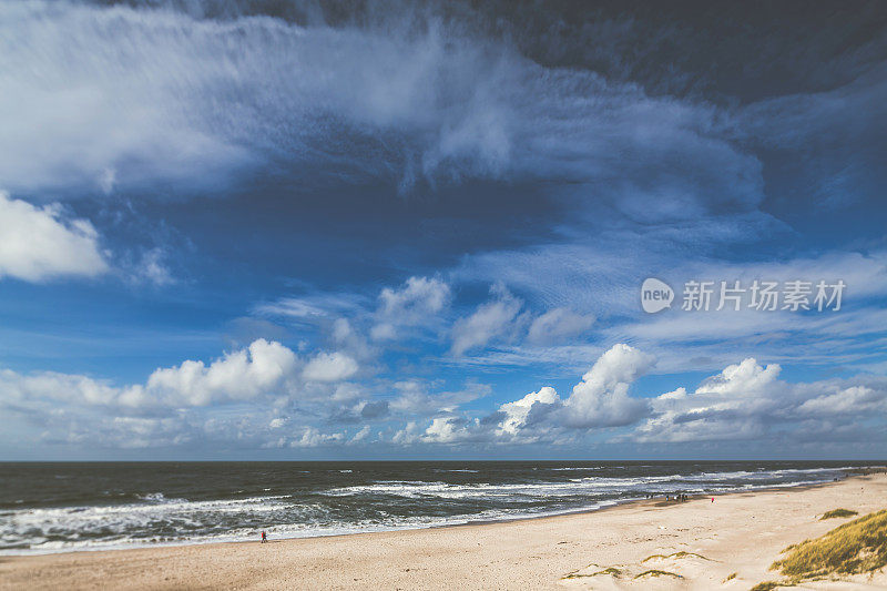 在丹麦/欧洲的北海，暴风雨和泡沫的海浪